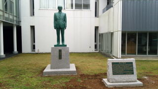 山口久太先生銅像